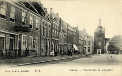 602233 Gezicht in de Voorstraat te Vianen (Z-H.) met op de achtergrond de Lekpoort.N.B. De gemeente Vianen is op 1 ...